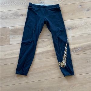 Nike leggings leopard logo on leg